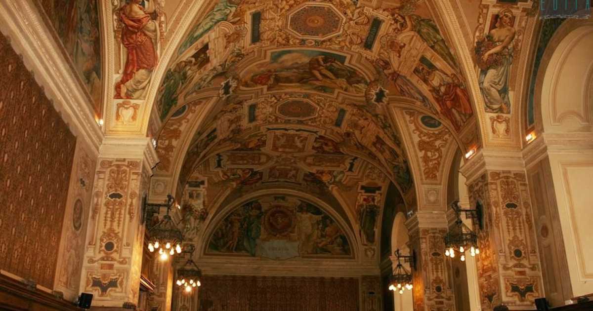 Sfarzosi saloni, eleganti aule e un tripudio di affreschi: � il "nascosto" Ateneo di Bari
